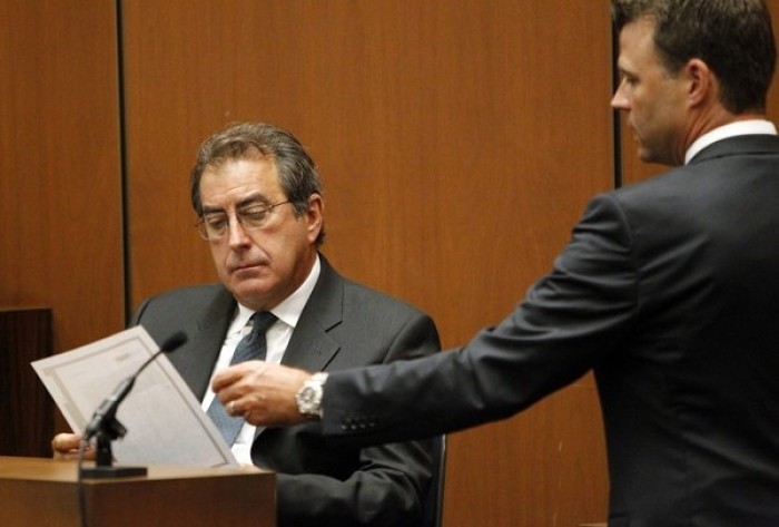 Choreographer Kenny Ortega (L) is questioned by Deputy District Attorney David Walgren in the Dr. Conrad Murray trial in the death of pop star Michael Jackson in Los Angeles September 27, 2011.