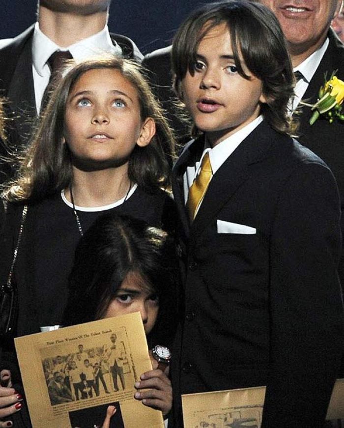 La Toya Jackson (L) stands onstage with the children of Michael Jackson, Paris Jackson (2nd L), Prince Michael Jackson I (R) and Prince Michael Jackson II (aka Blanket) during the memorial service for Michael Jackson at the Staples Center in Los Angeles July 7, 2009.