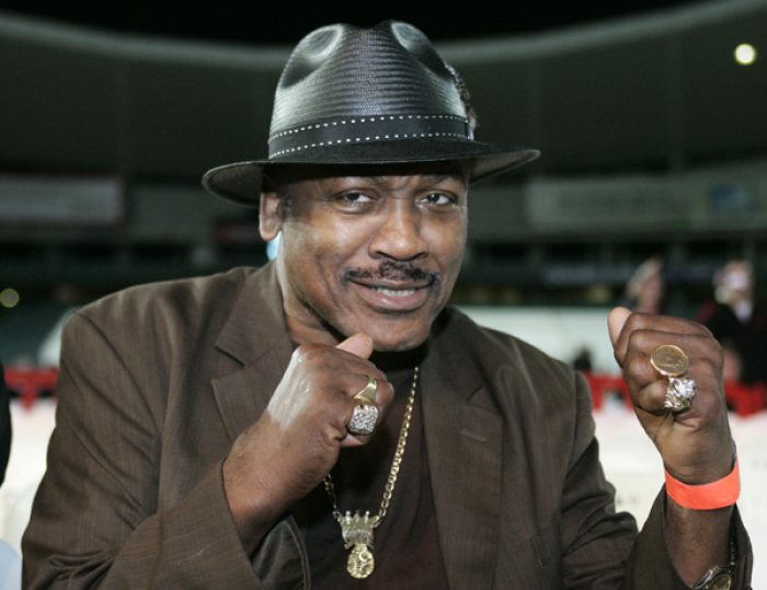 Former heavyweight World boxing champion Joe Frazier shapes up at ringside in Sydney May 17, 2006.