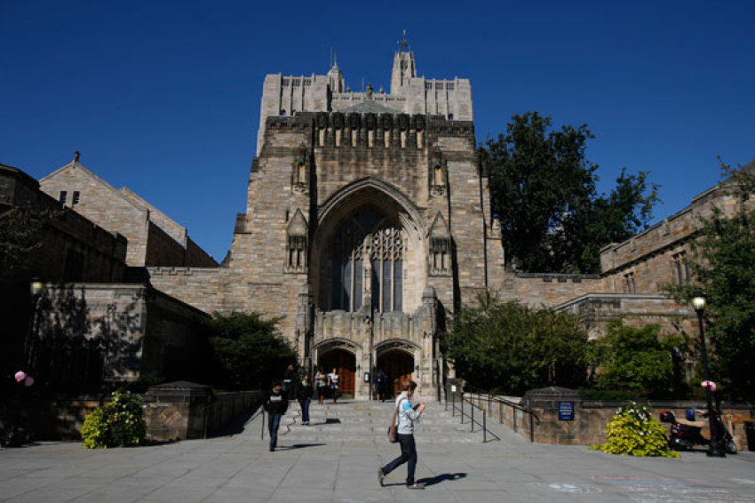 Students walk on the campus of Yale University in New Haven, Connecticut, October 7, 2009.