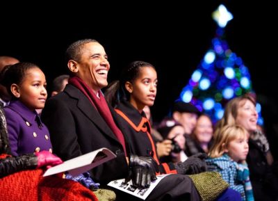 U.S. President Barack Obama and his daughters Sasha (L) and Malia watch the lighting of the National Christmas Tree in Washington December 1, 2011.
