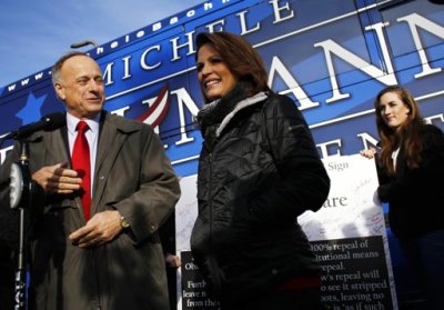 Republican presidential candidate and U.S. Representative Michele Bachmann (C) stands with her daughter, Caroline Bachmann (R), and Iowa's 5th congressional district U.S. Representative Steve King during a news conference in West Des Moines, Iowa January 3, 2012.