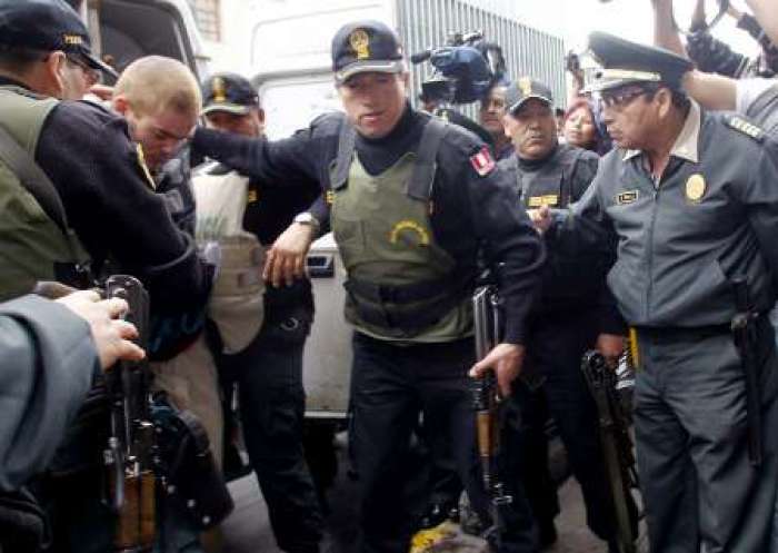 Joran Van der Sloot (2nd L) of the Netherlands is transferred by the police to the Justice Palace to be held temporarily before being moved to a prison in Lima June 11, 2010. An official at the Peruvian national police's criminal investigations unit told Reuters that Van der Sloot admitted he killed 21-year-old Stephany Flores, whose body was found in a Lima hotel room last week.