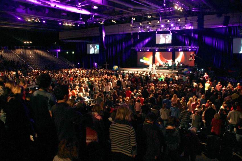 European Christians rejoice in the name of the Lord at the Mission-Net Congress.