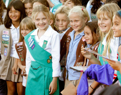 Actress Dakota Fanning poses with some of the Girl Scouts of the San Fernando Valley council as she arrives to a special screening in Burbank, California, September 22, 2005.