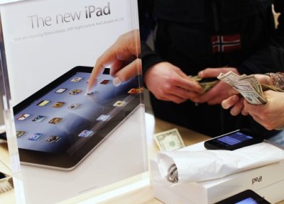A customer purchases Apple's newest iPad at the 5th Avenue Apple Store in New York March 16, 2012.