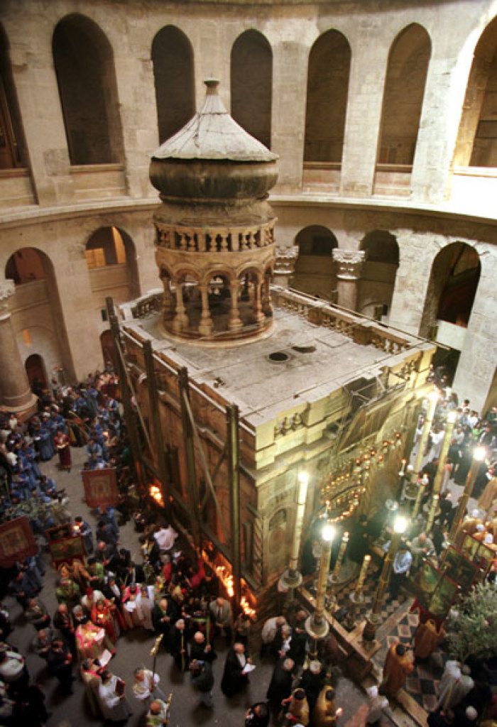 General view of Christian pilgrims in the Church of the Holy Sepulchre as they visit the tomb of Jesus Chris on Easter Sunday, April 4, 1999. The tomb, under a renovated rotunda, is the site where Jesus was placed after his crucifixion. Christians and Protestants celebrate the resurection of Jesus Christ today while Orthodox Christian sects today celebrate Palm Sunday.
