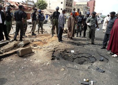 Security officials assess the scene of a bomb blast in Nigeria's northern city of Kaduna April 8, 2012. Suspected members of Nigerian Islamist sect Boko Haram have killed four people and a large undetonated bomb was found in Kano on Monday, authorities said, a day after at least 36 people were killed in a car bomb near a church in northern Kaduna. Picture taken April 8, 2012.