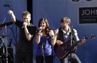 Charles Kelley (L), Dave Haywood (R), and Hillary Scott of Lady Antebellum perform on ABC's Good Morning America in New York August 27, 2010.