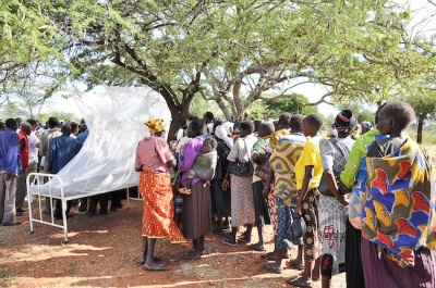 Kenyan people in line to receive mosquito nets.
