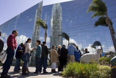 Churchgoers line up outside the Crystal Cathedral megachurch for Sunday church service in Garden Grove, California, March 18, 2012. The mega-church has been undergoing a crisis of leadership succession and financial problems.