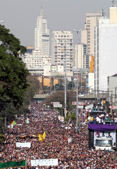 Thousands of people march during the Jesus Parade in downtown Sao Paulo July 14, 2012. The parade unites Christians and Evangelical churches in a public expression of faith, praising and worshipping Jesus Christ.