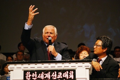 Loren Cunningham, co-founder of YWAM, urged South Koreans not to hesitate in sending Bibles to North Korea.