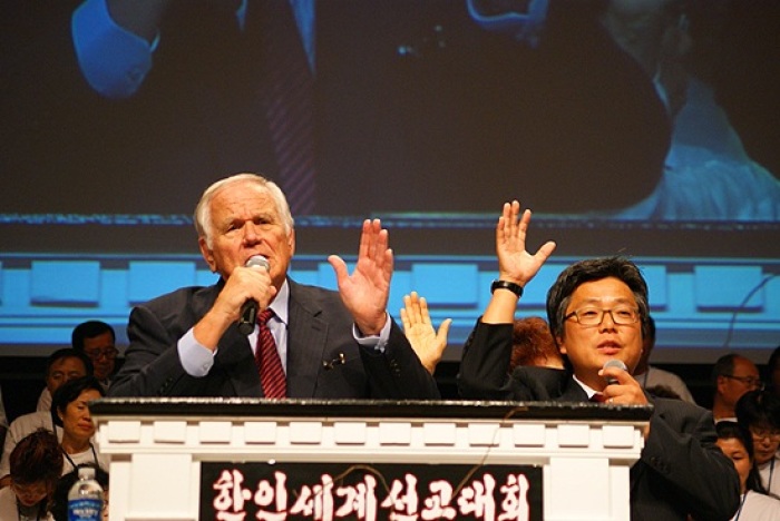 Loren Cunningham, co-founder of YWAM, urged South Korean Christians to not hesitate in sending Bibles to North Korea.