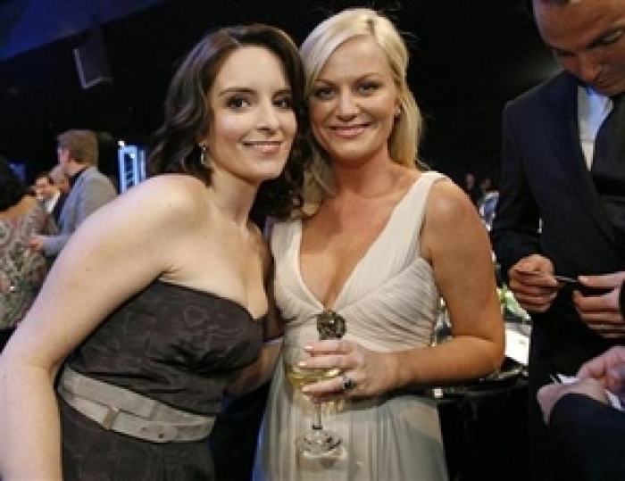 Actresses Tina Fey (L) and Amy Poehler pose at the 15th annual Screen Actors Guild Awards in Los Angeles January 25, 2009.