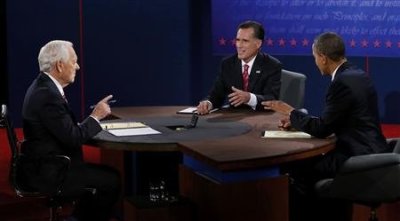 Moderator Bob Schieffer (L) speaks to U.S. President Barack Obama (R) and Republican presidential nominee Mitt Romney during the final U.S. presidential debate in Boca Raton, Florida October 22, 2012.