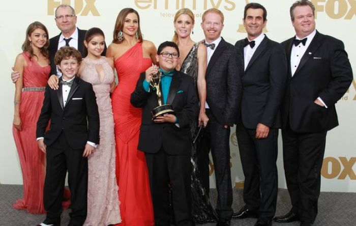(L-R) The cast of 'Modern Family' Sarah Hyland, Nolan Gould, Ed O'Neill, Ariel Winter, Sofia Vergara, Rico Rodriguez, Julie Bowen, Jesse Tyler Ferguson, Ty Burrell and Eric Stonestreet pose backstage after the show won for best comedy series at the 63rd Primetime Emmy Awards in Los Angeles September 18, 2011.