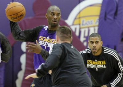 New Los Angeles Lakers' Kobe Bryant participates in practice under new head coach Mike D'Antoni (not pictured) at the Lakers' training facility in El Segundo, California November 15, 2012.