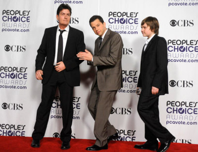Actors Charlie Sheen (L), Jon Cryer (C) and Angus T. Jones celebrate backstage after winning the award for Favorite TV Comedy for 'Two and a Half Men' at the 35th annual People's Choice awards in Los Angeles January 7, 2009.