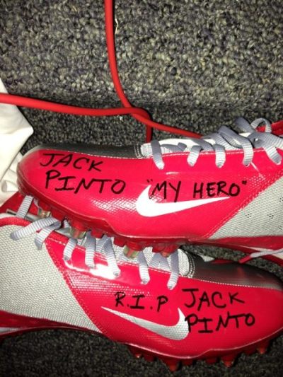 Victor Cruz honored slain Sandy Hook Elementary School Fan with messages on his cleats.