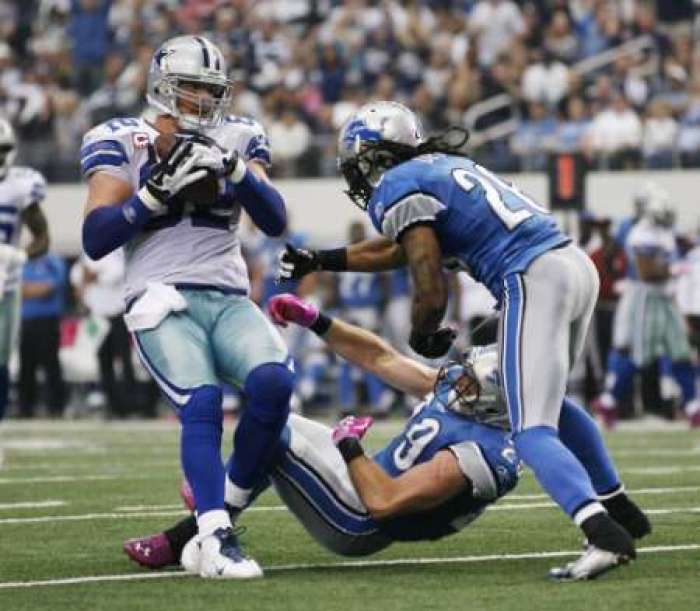 Dallas Cowboys tight end Jason Witten (L) runs after making the reception as Detroit Lions safety John Wendling (C) and safety Louis Delmas try to make the tackle in the second half of their NFL football game in Arlington, Texas October 2, 2011.