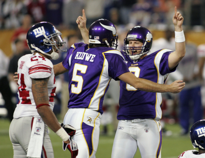 Minnesota Vikings kicker Ryan Longwell (R) celebrates with Chris Kluwe (5) as New York Giants cornerback Terrell Thomas (L) watches after Longwell kicked the game-winning field goal in their NFL football game in Minneapolis, Minnesota December 28, 2008.