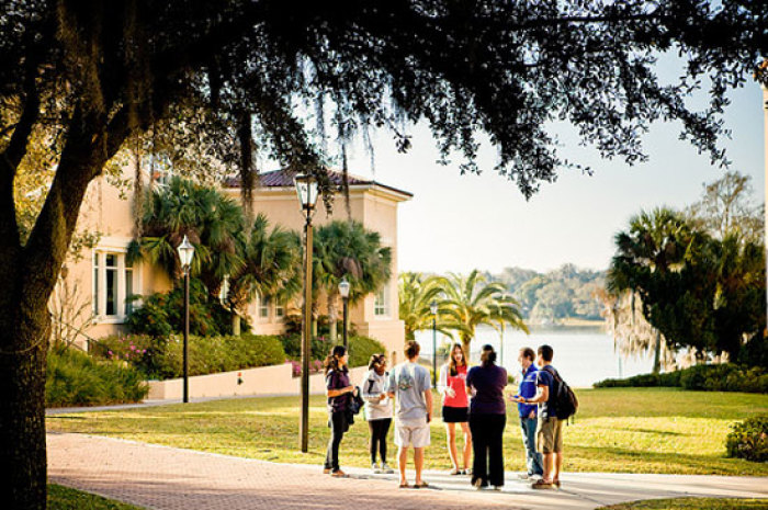 A group of students at the campus of Rollins College