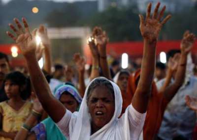 An Indian Christian woman reacts as she offers prayer for the victims of the Mumbai terror attacks in Mumbai 14, 2008.