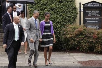 U.S. President Barack Obama and first lady Michelle Obama (back) leave with their daughters Malia (R) and Sasha (not seen) after attending Easter service at St. John's Episcopal Church in Washington March 31, 2013.