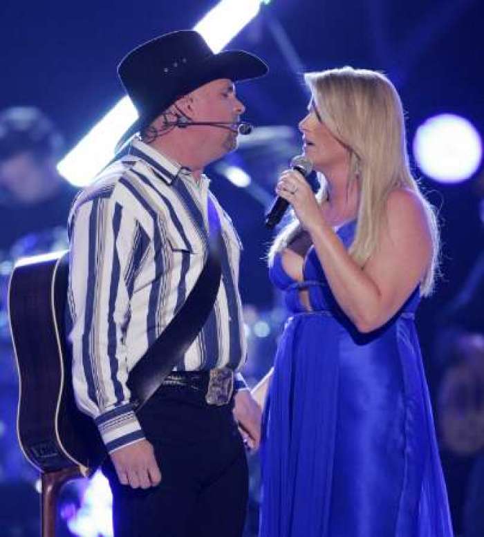 Singer Garth Brooks performs a duet with his wife, Trisha Yearwood, at the 43rd Annual Academy of Country Music Awards show in Las Vegas, Nevada, May 18, 2008.