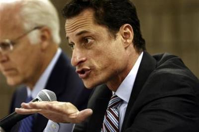 Former Congressman Anthony Weiner (D-NY) questions a witness at the U.S House Subcommittee on National Security, Emerging Threats and International Relations about the health effects of the September 11 terrorist attacks in New York, September 8, 2006.