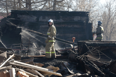 Russian emergency service staff work at the site of a fire at a psychiatric hospital in the village of Ramensky, north of Moscow April 26, 2013. At least 38 people were feared dead after a fire raged through the hospital on Friday, killing some patients in their beds and others who were trapped by barred windows.