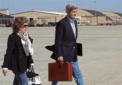 U.S. Secretary of State John Kerry and his wife Teresa Heinz Kerry board a second plane after their original aircraft had mechanical problems at Andrews Air Force Base in Maryland April 6, 2013.