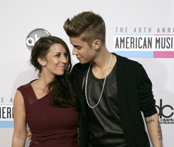 Pop star Justin Bieber (R) arrives with his mother Pattie Mallette at the 40th American Music Awards in Los Angeles, California November 18, 2012.