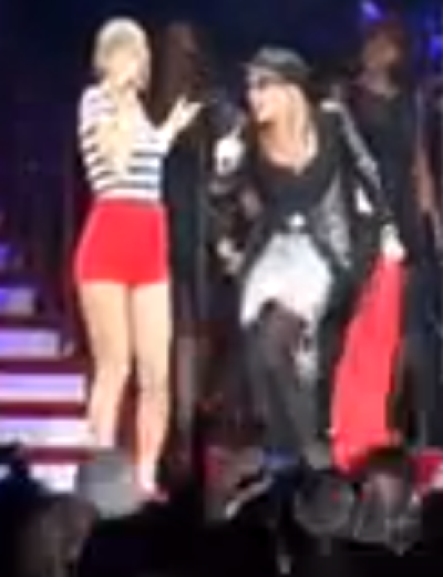 Taylor Swift, Carly Simon sing 'You're So Vain' duet on stage.