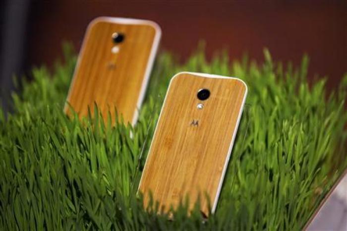 A picture of the Moto X Phone with the Wood backing