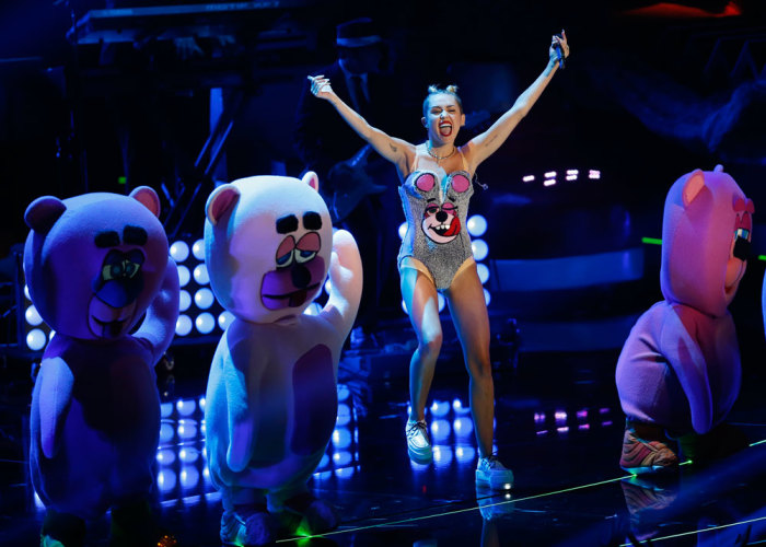 Singer Miley Cyrus performs 'We Can't Stop' during the 2013 MTV Video Music Awards in New York August 25, 2013.