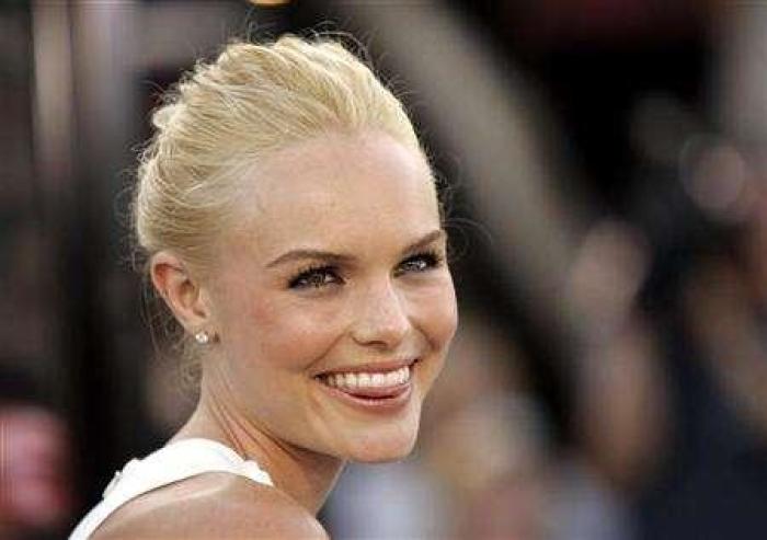 Kate Bosworth smiles in Los Angeles June 21, 2006. Bosworth is in talks to join the cast of an untitled blackjack film from Columbia Pictures and to star in the supernatural thriller ''After.Life''