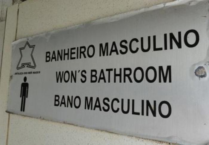  Translation: men's bathroom