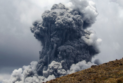 Credit : A massive plume of ash billows up into the sky as Mount Tongariro erupts at Tongariro National Park, 300 km (186 miles) north of Wellington, New Zealand, on November 21, 2012.