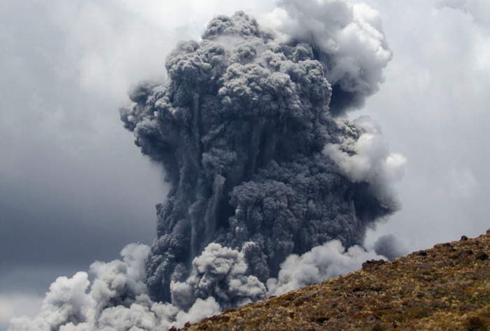 A massive plume of ash billows up into the sky as Mount Tongariro erupts at Tongariro National Park, 300 km (186 miles) north of Wellington, New Zealand, on November 21, 2012.