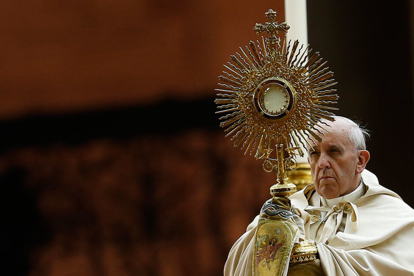 Pope Francis blesses during a prayer calling for peace in Syria, at St. Peter's Square at the Vatican September 7, 2013. A sombre-looking Pope Francis made an impassioned appeal before 100,000 people on Saturday to avert a widening of Syria's conflict, urging world leaders to pull humanity out of a 
