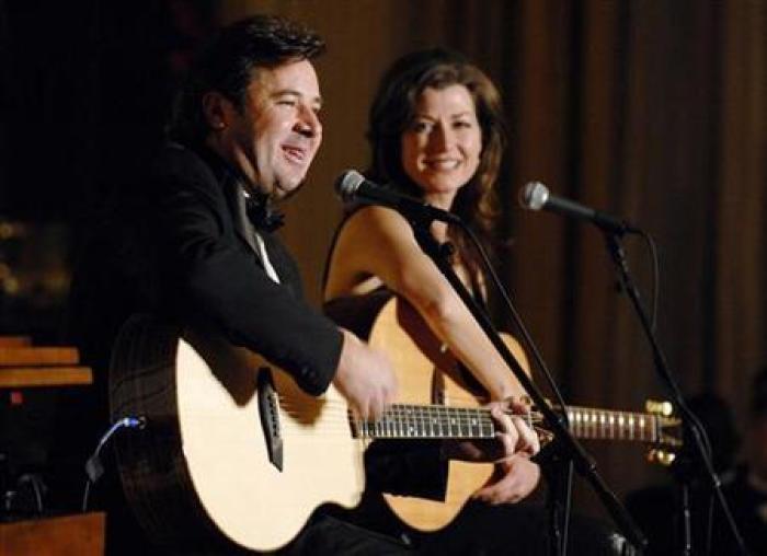 Country music singer Vince Gill and his wife Amy Grant perform in the East Room after a state dinner honoring the nation's governors at the White House in Washington February 24, 2008.
