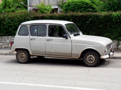 Pope Francis' new Popemobile will be a 1984 Renault4.