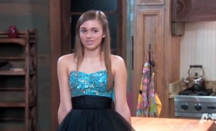 Sadie Robertson showing her daddy a dress in 'Duck Be a Lady' episode.