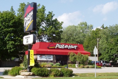 A stranger paid for a single mom's Pizza Hut bill and left her an encouraging note at a North Carolina branch of the chain restaurant earlier this month.