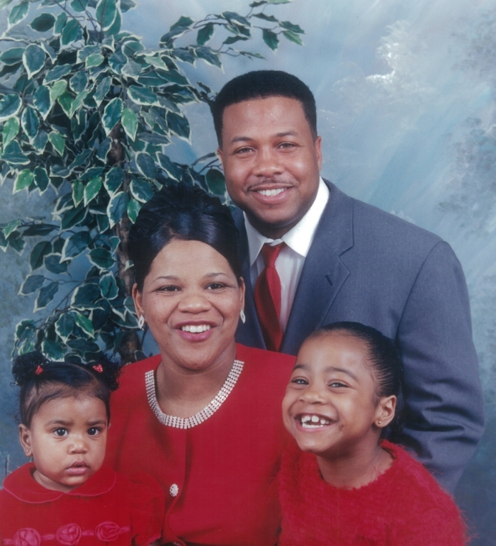 Late pastor, Teddy Parker Jr., (far back) his wife Larrinecia Parker (center) and their two daughters Kamry (r) and Kerrington (l) in happier times.