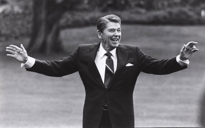 Former U.S. President Ronald Reagan, who forged a conservative revolution that transformed American politics, died on June 5, 2004 after a decade-long battle with Alzheimer's disease, U.S. media reported. Reagan is pictured waving to well-wishers on the south lawn of the White House on April 25, 1986, before departing for a summit in Tokyo.
