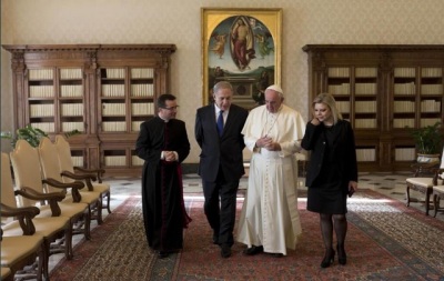 Pope Francis (2nd R) talks with Israeli Prime Minister Benjamin Netanyahu (2nd L) and his wife Sara Ben-Artzi (R) during a private audience at the Vatican.