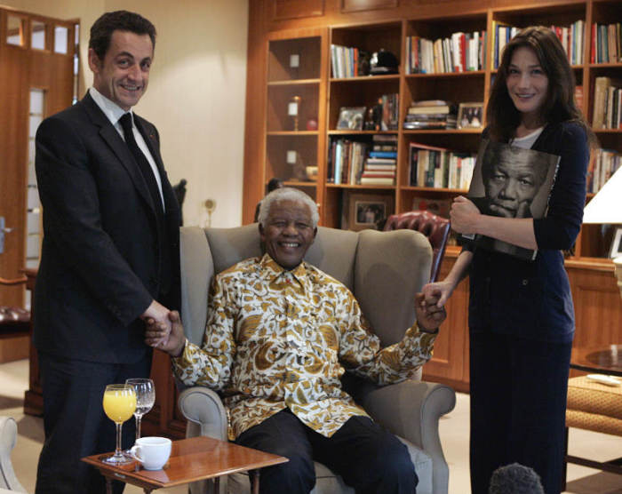 France's President Nicolas Sarkozy (L) and his wife Carla Bruni-Sarkozy (R) pose with former South Africa's President Nelson Mandela during their visit at the Mandela Foundation in Johannesburg Feb. 29, 2008.